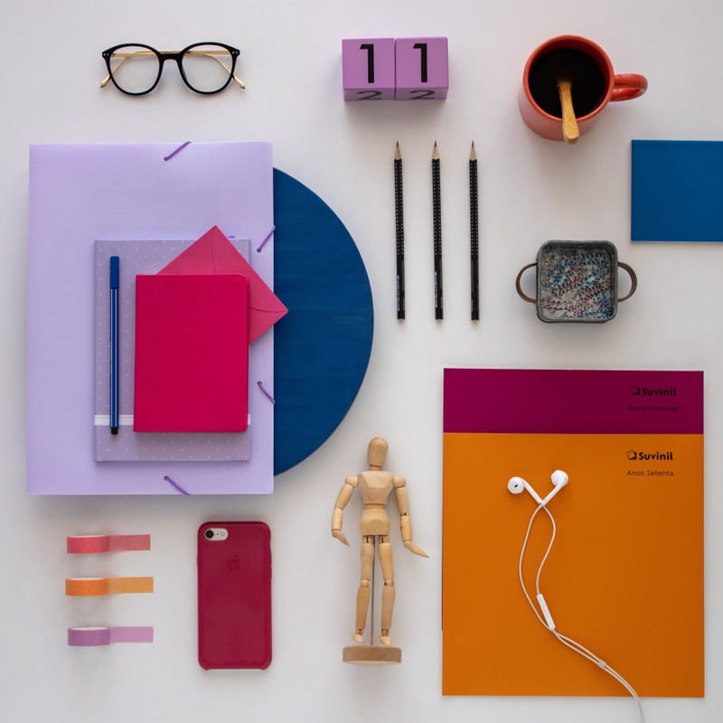 Moodboard colorido com itens de escritório | Adesivos Suvinil Teste Sua Cor nas cores Rosa Vibrante e Anos Setenta