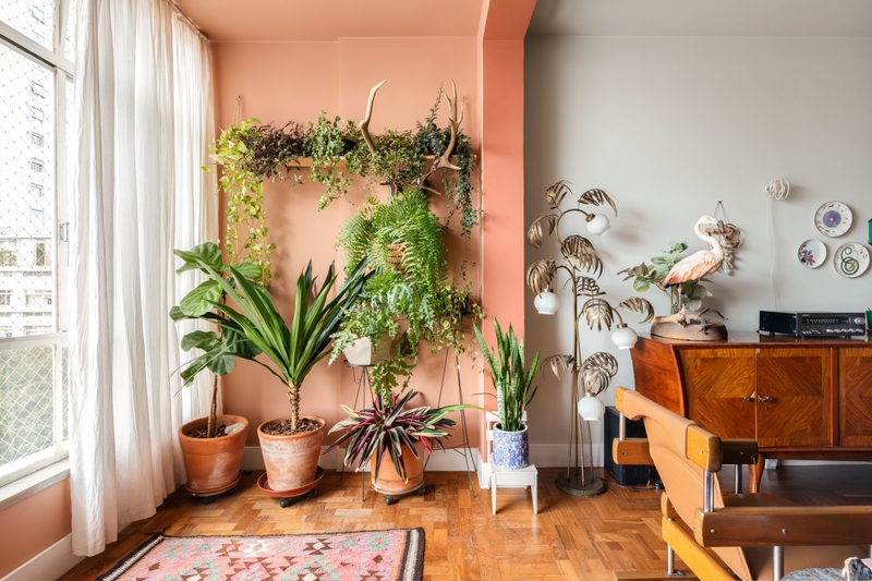 Varanda do Apartamento da maquiadora Vanessa Rozan após a transformação com as cores Tamarindo, Rio Paíne Suvinil