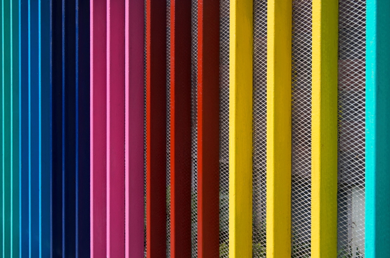 Visão do Portão de metal colorido com 6 cores | Barro Vermelho, Azulejo de Casa, Anoitecer, Cacau da Bahia e Rosa Secreto