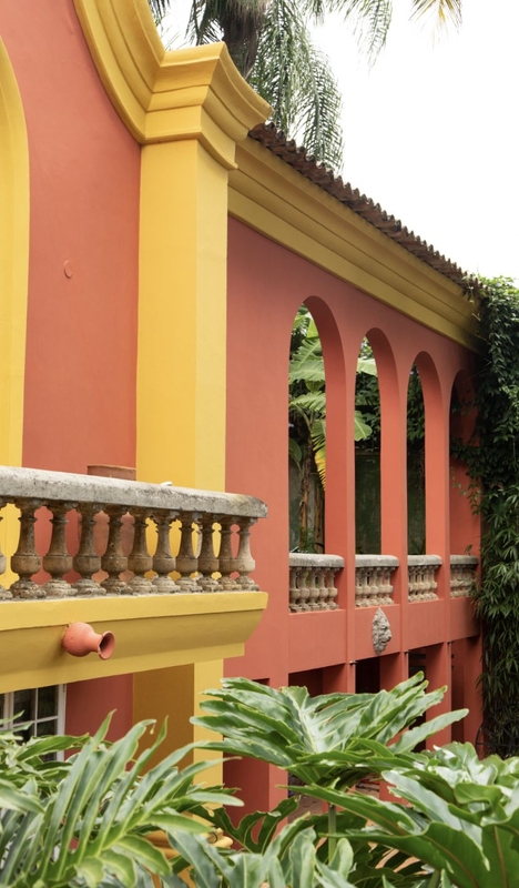 Casa antiga com Fachada vermelha e amarela com arcos | Cores Barro Vermelho, Curry Suvinil | Foto de Vizioli Junior