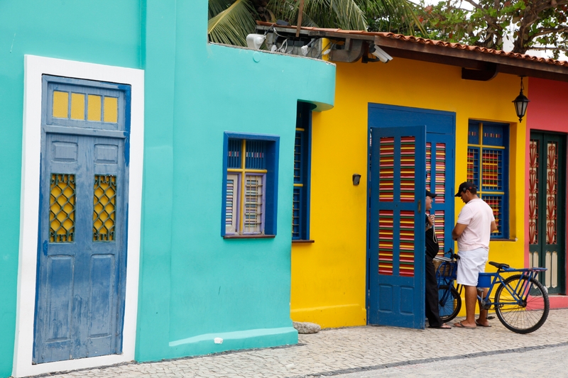 Casas com fachadas coloridas nas cores Trigo, Anoitecer, Terra Roxa e Brilho da Esmeralda Suvinil | Porta e janela colorida