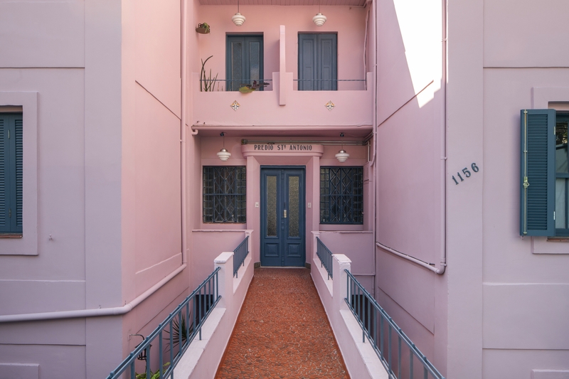 Prédio com fachada rosa, janela e porta azul | Cores Meia-Luz e Anoitecer Suvinil | Foto de Maura Mello