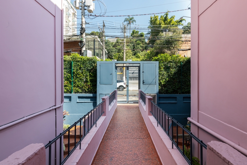 Prédio com fachada rosa, passarela de caquinho terracota | Cores Meia-Luz e Anoitecer Suvinil | Foto de Maura Mello