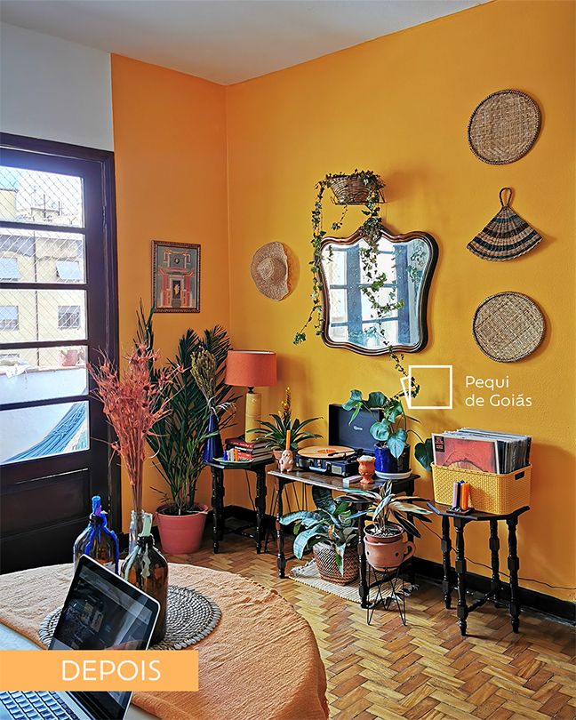 Sala na Casa de Tuli, transformada com o amarelo vivo na cor Pequi de Goiás da Suvinil