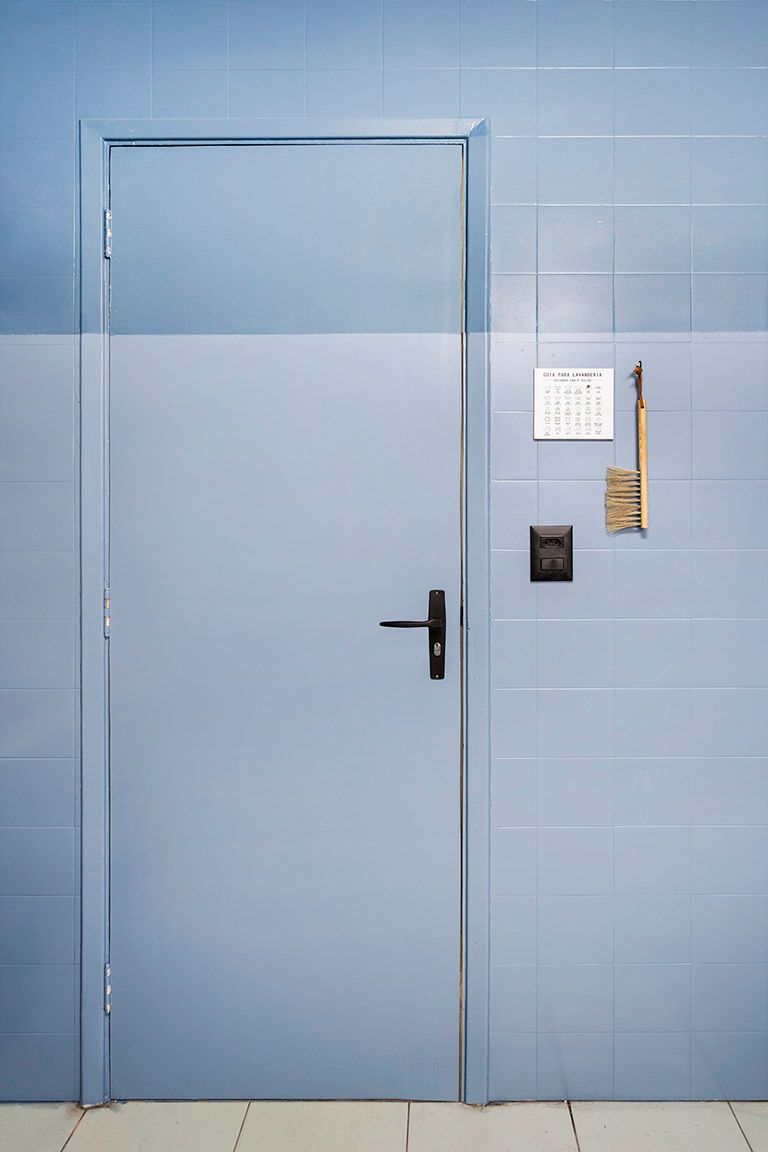 porta transformada pela divisao de cores de tinta suvinil no ambiente Porta transformada pela divisão de cores que renovaram o ambiente da lavanderia