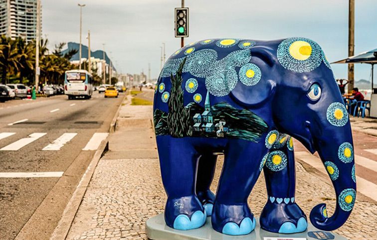 No meio da avenida vemos uma obra da Elephant Parade em tom de azul escuro.