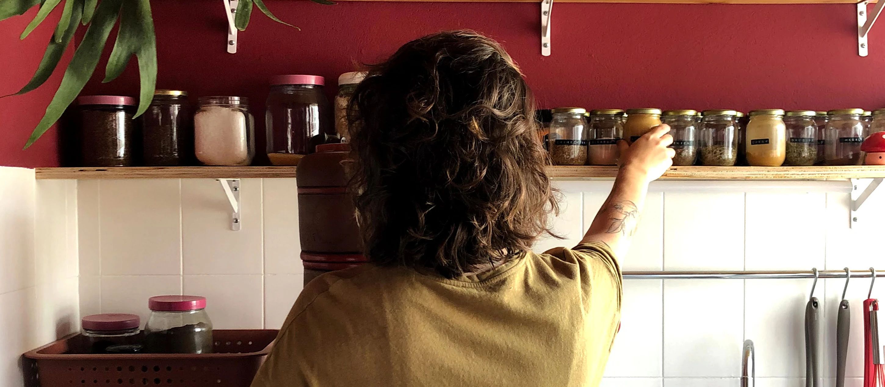Jornalista mostra como Reformar a Cozinha com Tinta