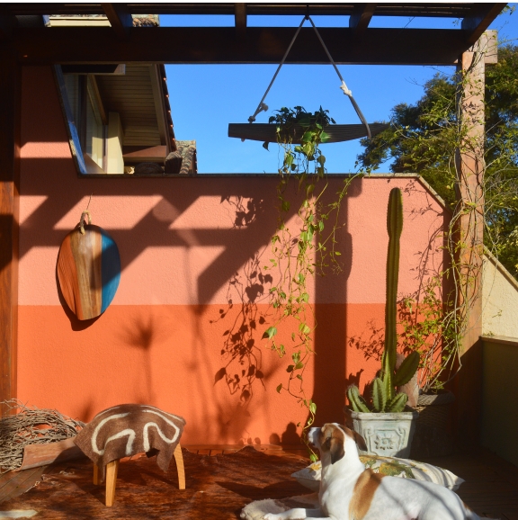 Quintal de uma casa com a paleta de cores Pampa.