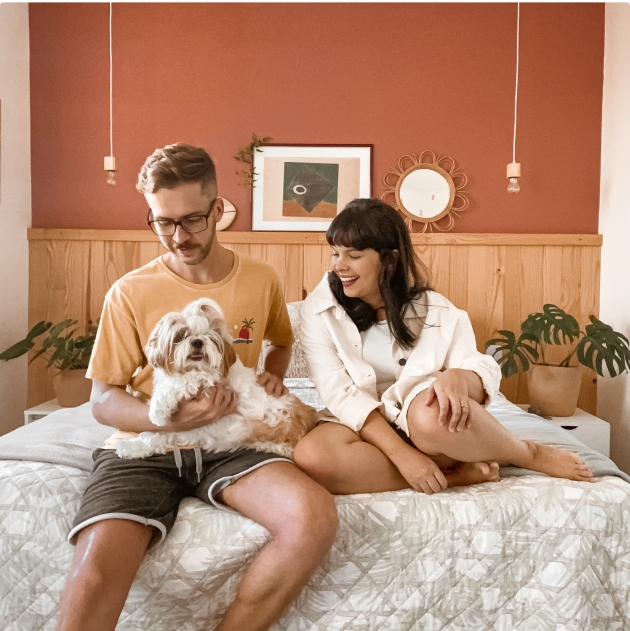 Casal e um cachorro em um quarto com paleta de cores da Caatinga.