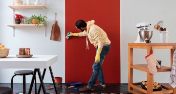 Homem pintando parede com tinta Suvinil.