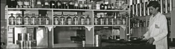 Colaborador em um laboratório da Suvinil nos anos 60.