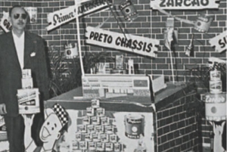Olócio Bueno, nos anos 60, ao lado da divulgação de suas tintas automotivas Suvinil.