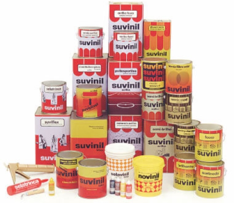 Produtos Suvinil nos anos 80. Diversos produtos sobrepostos e organizados de forma triangular.