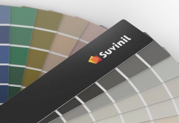 Leque de cores da Suvinil visto de muito perto, mostrando algumas de suas cores em tons acinzentados e neutros coloridos organizadas em colunas